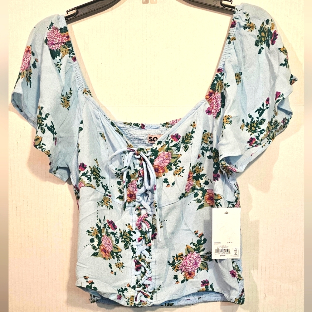 SO Juniors NWT Sz Sm Crop flower shirt